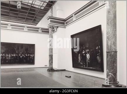 Salle de nuit vandel avec deux peintures, vue au sud-est. Salle de nuit rénovée avec liens d'un tireur de Nicolaes Eliasz. Pickkenoy, à droite sur le sud de la veille de nuit. Banque D'Images