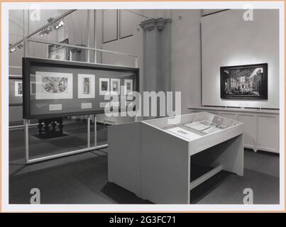 Hall de l'armoire de prière Rijksp avec divers objets en vitrines et un tableau; décoration d'exposition en imprimé. Société juridique en intérieur par Bartholomeus de Bassen et Esaias van de Velde. Banque D'Images