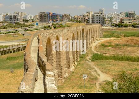 Ancien aqueduc romain à Larnaca dans l'île de Chypre Banque D'Images