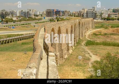 Ancien aqueduc romain à Larnaca dans l'île de Chypre Banque D'Images