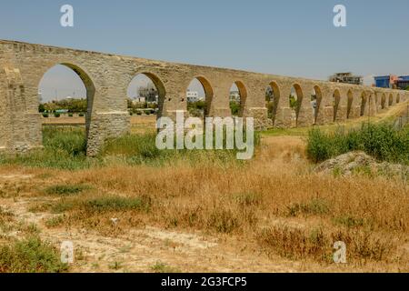 Ancien aqueduc romain à Larnaca dans l'île de Chypre Banque D'Images