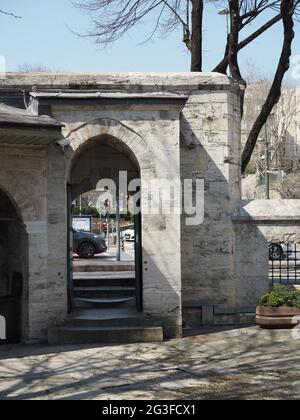 Les portes de la mosquée Ali Pasha faite par plusieurs pierres à Istanbul Banque D'Images