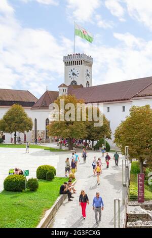 Ljubljana, Slovénie - 15 août 2018 : les visiteurs apprécient la tour panoramique et la cour du château de Ljubljana, capitale de la Slovénie Banque D'Images