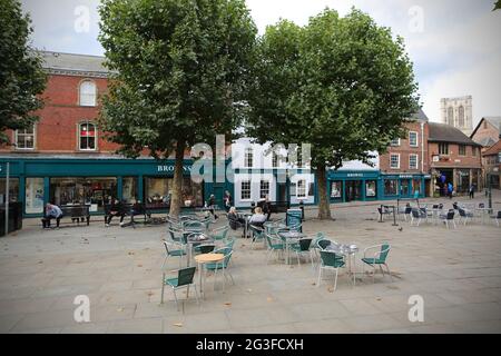 Tables vides sur la place Saint-Sampson, dans le centre-ville de York, dans le nord du Yorkshire. Après la fin du programme gouvernemental « mangez pour vous aider » d’août Banque D'Images