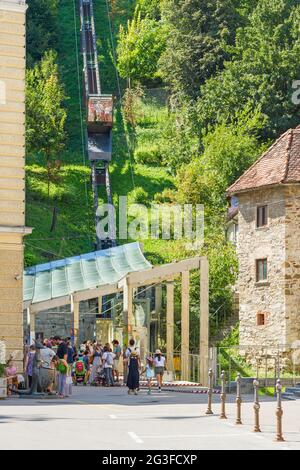 Ljubljana, Slovénie - 16 août 2018 : personnes attendant de prendre le funiculaire du château situé à pied de la colline du château, juste à côté du théâtre de marionnettes Banque D'Images