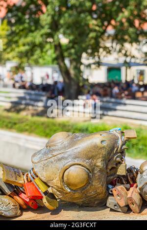 Ljubljana, Slovénie - 16 août 2018 : une sculpture en bronze de l'artiste slovène Jakov Brdar recouverte de cadenas d'amour des touristes sur le pont du boucher Banque D'Images