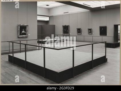 Salle avec cinq tableaux et deux augmentations; exposition Rembrandt 1669-1969. Sur le mur à gauche, la vieille femme en train de lire est suspendue au château de Drumlanrig depuis le duc de Buccleuch. Sur le mur de droite de gauche à droite: Aristote avec le buste de Homer du Metropolitan Museum of Art, New York, ancien homme assis de la collection Devonshire, Chatsworth, une femme de bain de la National Gallery, Londres et un autoportrait du Kunsthistorisches Museum, Vienne. Banque D'Images