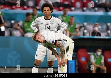 Munich, Allemagne, 15 juin 2021, Leroy SANE (GER), Toni KROOS (GER), sceptique, action. Stade de groupe, cycle préliminaire F, jeu M12, France (F) - Allemagne (GER) 1-0 le 15 juin 2021 à Muenchen/Fussball Arena (Allianz Arena). Football EM 2020 du 06/11/2021 au 07/11/2021. Banque D'Images