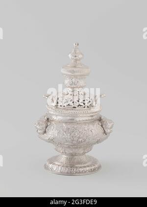 Censeur. Censeur d'argent, avec couvercle haut, quatre fois autour, voûté. Sur une chaîne avec une plaque de chaîne en forme de soleil. Banque D'Images