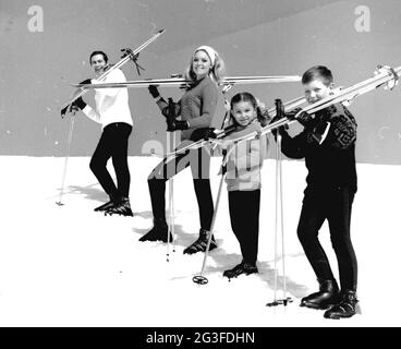 Sports, sports d'hiver, ski, une famille grimpant sur la piste, années 1970, DROITS-SUPPLÉMENTAIRES-AUTORISATION-INFO-NON-DISPONIBLE Banque D'Images