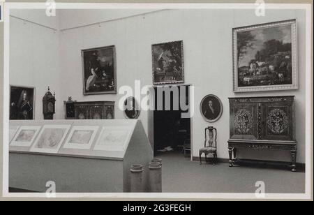 Salle avec deux portraits en plus d'un passage au milieu ; exposition Willem III. Chambre avec deux portraits et deux placards de part et d'autre d'un passage au milieu. Au-dessus du passage, on peut voir la ménagerie, à gauche de la plume flottante, toutes deux de Melchior d'Hondecoeter. Banque D'Images