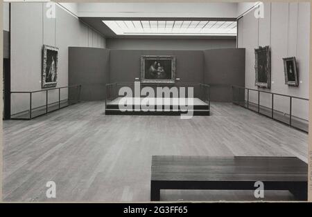 Salle avec quatre peintures une augmentation et une banque pour les visiteurs ; exposition Rembrandt 1669-1969. Au milieu, la mariée juive a été exposée, sur prêt de la municipalité d'Amsterdam. À gauche, Bathseba avec la lettre de David est accroché au Musée du Louvre, Paris. Juste Aristote avec le buste de Homer du Metropolitan Museum of Art, New York avec également le vieil homme assis de la collection Devonshire, Chatsworth. Banque D'Images