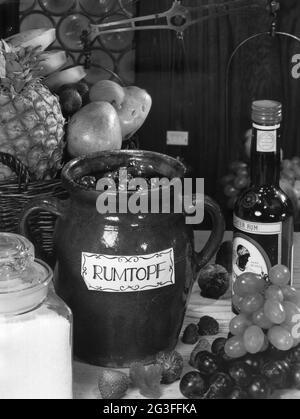 Alcool, pot de rhum, (fruits conservés dans le rhum et le sucre), années 1960, DROITS-SUPPLÉMENTAIRES-AUTORISATION-INFO-NON-DISPONIBLE Banque D'Images