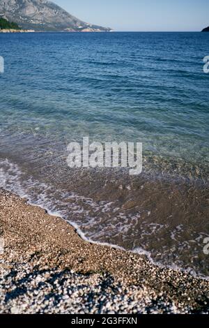 Les vagues de mer roulent sur le sable de la plage Banque D'Images