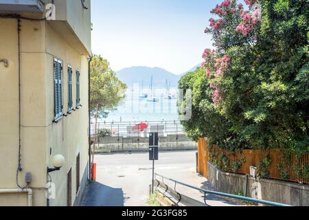 Vue sur la rue de la plage et de la ville de Lerici, Italie. Lerici est situé dans le golfe de Poètes de la Spezia, en Ligurie Banque D'Images