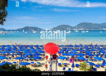 Lerici, Italie - 18 juin 2017 : les habitants et les touristes apprécient la plage et la ville de Lerici, Italie. Lerici est situé dans le golfe de Poètes de la Spezia, en Ligurie Banque D'Images
