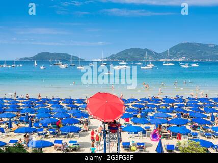Lerici, Italie - 18 juin 2017 : les habitants et les touristes apprécient la plage et la ville de Lerici, Italie. Lerici est situé dans le golfe de Poètes de la Spezia, en Ligurie Banque D'Images