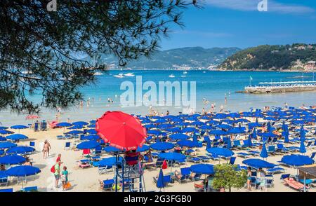 Lerici, Italie - 18 juin 2017 : les habitants et les touristes apprécient la plage et la ville de Lerici, Italie. Lerici est situé dans le golfe de Poètes de la Spezia, en Ligurie Banque D'Images