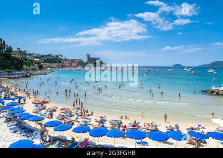 Lerici, Italie - 18 juin 2017 : les habitants et les touristes apprécient la plage et la ville de Lerici, Italie. Lerici est situé dans le golfe de Poètes de la Spezia, en Ligurie Banque D'Images