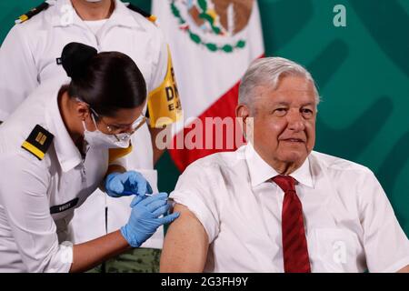 MEXICO, MEXIQUE - JUIN 15 : le président mexicain Andres Manuel Lopez Obrador reçoit la deuxième dose du vaccin Astra Zeneca Covid-19 lors de son briefing quotidien, dans le cadre du programme de vaccination au Palais national le 15 juin 2021 à Mexico, au Mexique. Photo de Luis Barron/Eyepix/ABACAPRESS.COM Banque D'Images