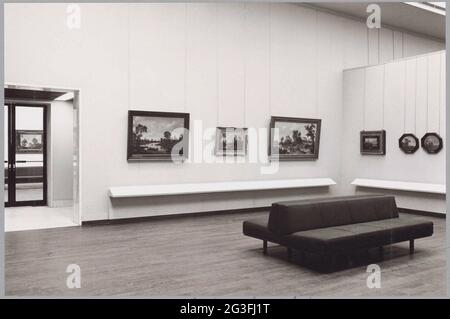 Salle avec peintures, une porte et une banque pour les visiteurs; exposition nos maîtres du paysage. Sur la gauche, il dépend du Ponteveer par Esaias van de Velde, à droite sur le même mur paysage de dunes avec la chasse au cerf par Gerrit Bleker. Sur le mur de droite, gauche l'été et droit l'hiver, tous deux par Jan van Goyen. Banque D'Images