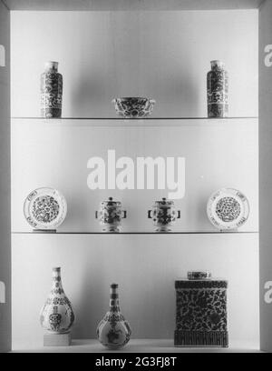 Vitrine en porcelaine chinoise bleu-blanc avec vases; art asiatique, juillet 1957. Banque D'Images