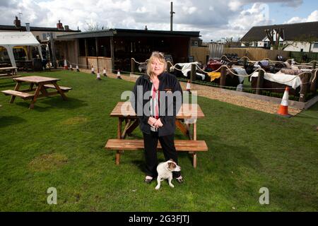 Jackie Fairburn, la dame du pub Hare & Hounds à West Ardsley, près de Wakefield dans le West Yorkshire. Le pub est l'un des nombreux qui fait la préparation Banque D'Images