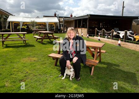 Jackie Fairburn, la dame du pub Hare & Hounds à West Ardsley, près de Wakefield dans le West Yorkshire. Le pub est l'un des nombreux qui fait la préparation Banque D'Images