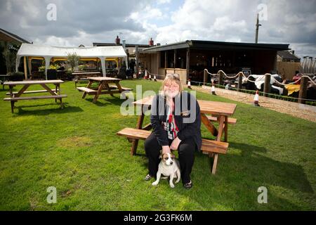 Jackie Fairburn, la dame du pub Hare & Hounds à West Ardsley, près de Wakefield dans le West Yorkshire. Le pub est l'un des nombreux qui fait la préparation Banque D'Images