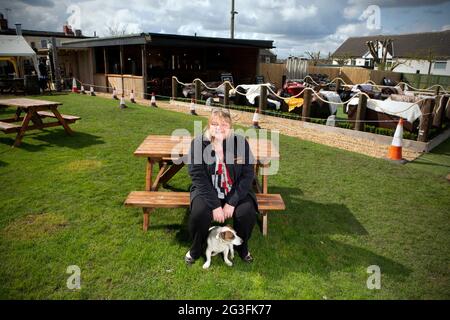 Jackie Fairburn, la dame du pub Hare & Hounds à West Ardsley, près de Wakefield dans le West Yorkshire. Le pub est l'un des nombreux qui fait la préparation Banque D'Images