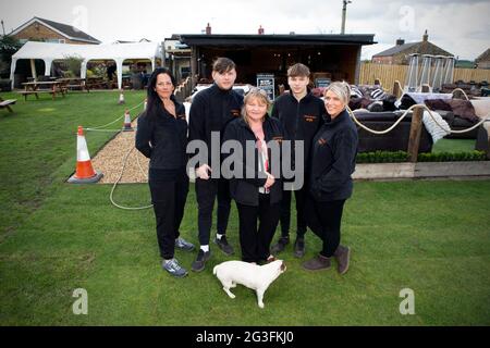 Jackie Fairburn , la dame de terre et son équipe d'ouvriers au pub Hare & Hounds à West Ardsley, près de Wakefield dans le West Yorkshire. Le pub est un de m Banque D'Images