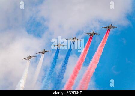 Moscou, Russie - 05 mai 2021 : huit avions d'attaque su-25 mouche à pied-de-Frogfoot avec fumée, peinte dans les couleurs du drapeau russe. Défilé en l'honneur de VI Banque D'Images