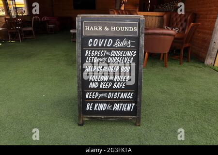 Un panneau de pub au pub Hare & Hounds à West Ardsley, près de Wakefield dans West Yorkshire. Le pub est l'un des nombreux qui fait des préparations pour re-ope Banque D'Images