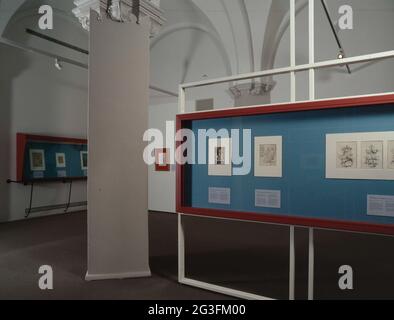 Salle avec divers objets en vitrine; exposition de Watteau à Ingres. . Banque D'Images