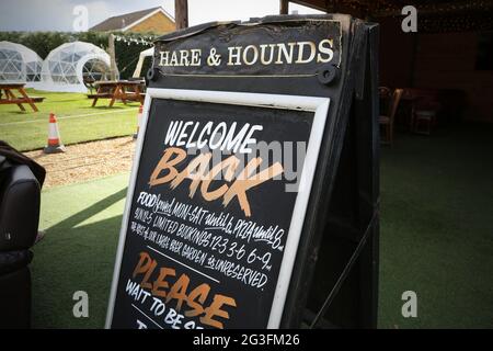 Jackie Fairburn, la dame du pub Hare & Hounds à West Ardsley, près de Wakefield dans le West Yorkshire. Le pub est l'un des nombreux qui fait la préparation Banque D'Images