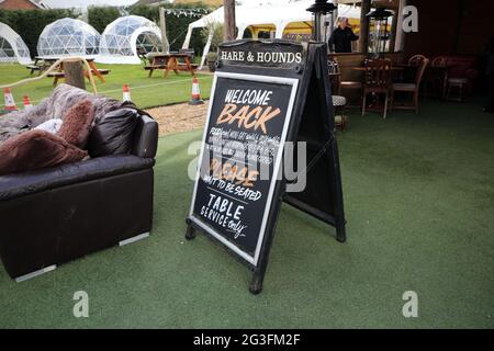 Un panneau de pub au pub Hare & Hounds à West Ardsley, près de Wakefield dans West Yorkshire. Le pub est l'un des nombreux qui fait des préparations pour re-ope Banque D'Images