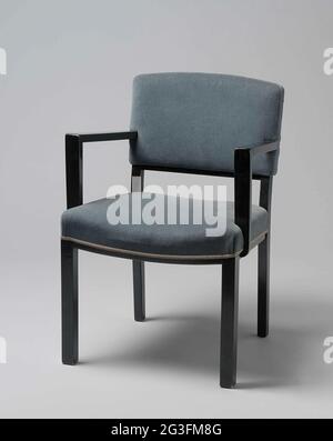 Fauteuil avec accoudoirs angulaires recouvert de tripe bleue. Fauteuil en bois verni noir reposant sur quatre pieds carrés. Les pattes avant sont droites et les pattes arrière sont légèrement courbées et coulées dans les styles arrière. Le siège est pris en quatre règles dont les deux règles latérales sont droites et la règle avant et arrière tordue. L'estampille du dossier est également courbée. Depuis le milieu du dossier, des accoudoirs angulaires plats s'abadent à l'avant, non alignés avec les pieds avant, reposant sur des montants plats qui sont partiellement fixés au siège et partiellement contre le siège. La main courante et le siège sont recouverts W Banque D'Images