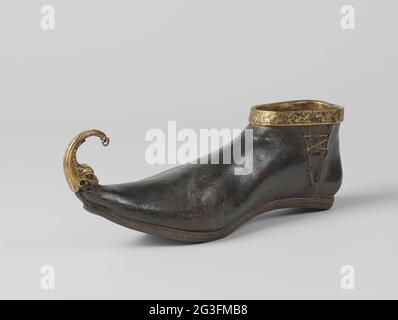 Totting chaussure ou cuir et poulaine de cuivre. Adriaan Pit: «cuir brun toting chaussure, ... dans la semelle quatre trous, dans lesquels les jambes auront poignardé; vraisemblablement la chaussure a servi comme un sac ou une boisson. Français, 1er demi-XV siècle, cuivre. XVIe siècle.' Êtes-vous venu de Mauritshuis ? Cabinet royal de races ? Banque D'Images