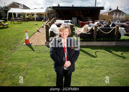 Jackie Fairburn, la dame du pub Hare & Hounds à West Ardsley, près de Wakefield dans le West Yorkshire. Le pub est l'un des nombreux qui fait la préparation Banque D'Images