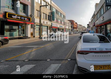 16 juin 2021-Uljin, Corée du Sud-in cette date de prise de photos est le 16 janvier 2021. Une vue de la rue vide et de la place du marché en raison de la COVID 19 hors de peur à Uljin, Corée du Sud. Banque D'Images