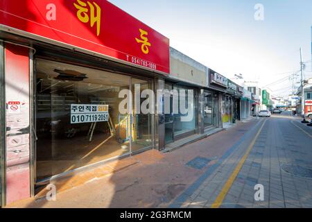 16 juin 2021-Uljin, Corée du Sud-in cette date de prise de photos est le 16 janvier 2021. Une vue de la rue vide et de la place du marché en raison de la COVID 19 hors de peur à Uljin, Corée du Sud. Banque D'Images