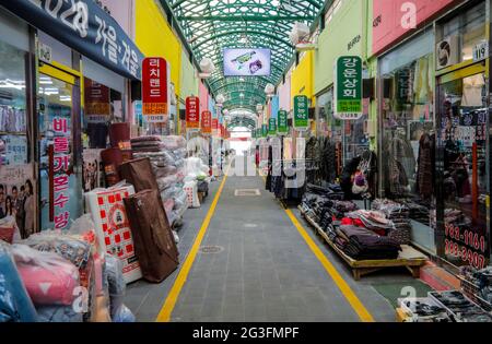 16 juin 2021-Uljin, Corée du Sud-in cette date de prise de photos est le 16 janvier 2021. Une vue de la rue vide et de la place du marché en raison de la COVID 19 hors de peur à Uljin, Corée du Sud. Banque D'Images