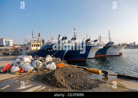 16 juin 2021-Uljin, Corée du Sud-in cette date de prise de photos est le 16 janvier 2021. Une vue de l'or de travail pot de pêche en raison de COVID 19 par crainte à Uljin, Corée du Sud. Banque D'Images