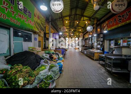 16 juin 2021-Uljin, Corée du Sud-in cette date de prise de photos est le 16 janvier 2021. Une vue de la rue vide et de la place du marché en raison de la COVID 19 hors de peur à Uljin, Corée du Sud. Banque D'Images