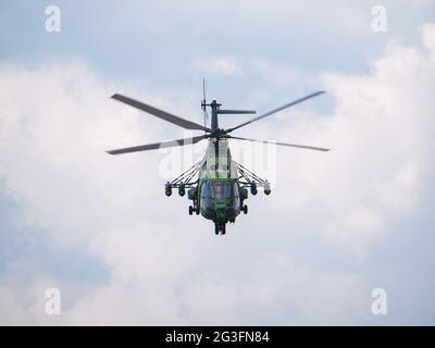 BRAILA, ROUMANIE - 26 MAI 2018. Hélicoptère militaire IRA-330 Puma socat effectuant un vol de démonstration au Vadeni Fly-In Banque D'Images