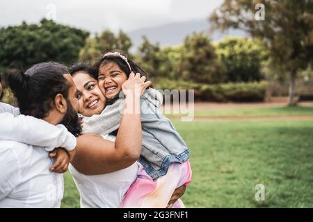 Bonne famille indienne s'amuser en plein air au parc de la ville - foyer principal sur le visage de fille Banque D'Images