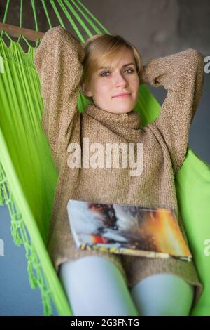 Une femme se repose dans un hamac Banque D'Images