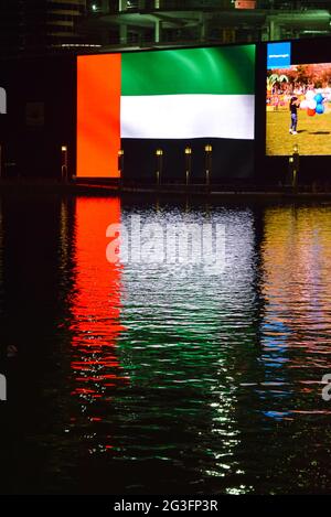 Reflet du panneau d'affichage sur l'eau de la fontaine du centre commercial de Dubaï à l'heure de la nuit, eau. Banque D'Images