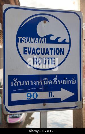 Un avis d'alerte au tsunami indiquant la route à suivre en cas d'évacuation, dans un village aquatique de la baie de Phang Nga en Thaïlande. Banque D'Images