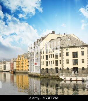 Petit port dans le centre-ville d'Alesund, avec réflexions - Norvège Banque D'Images